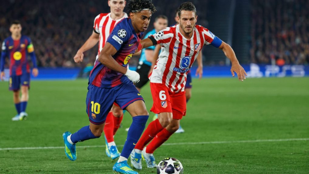 Hráč Barcelony Lamine Yamal (uprostred) a Koke z Atlética Madrid počas štvrťfinálového zápasu Ligy majstrov FC Barcelona - Atlético Madrid.