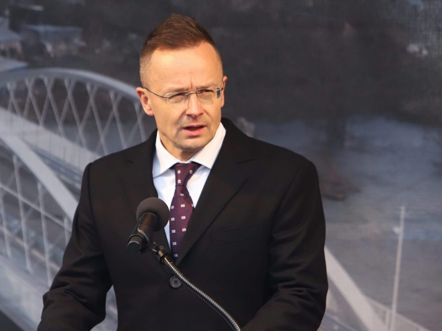 Na snímke Péter Szijjártó.
