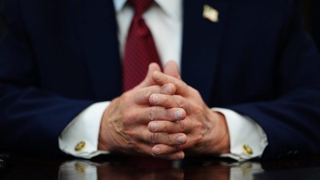 Na snímke ruky Donalda Trumpa.