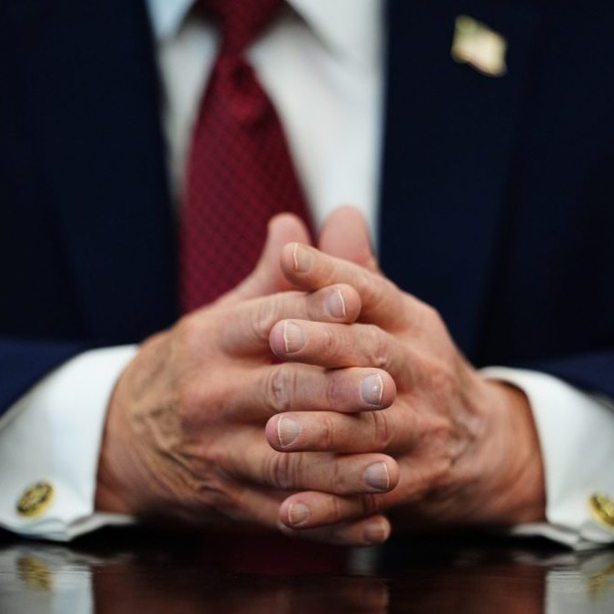 Na snímke ruky Donalda Trumpa.