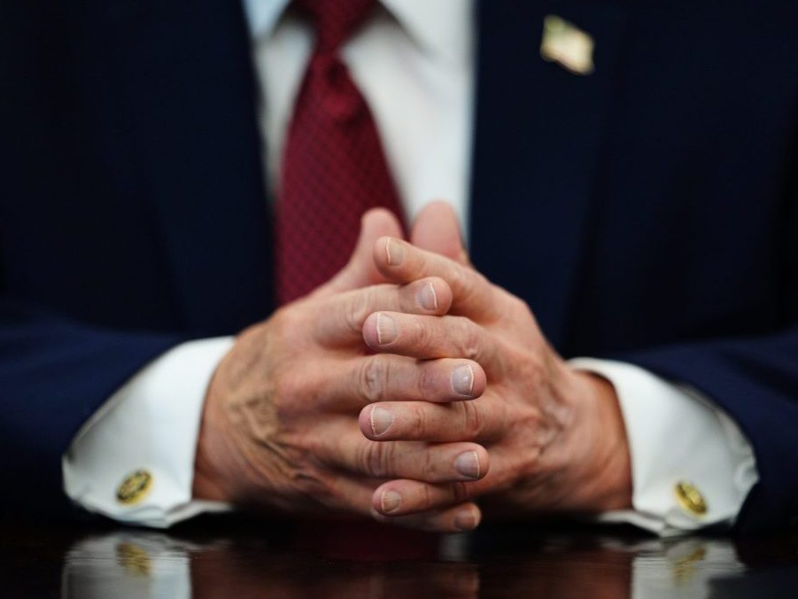 Na snímke ruky Donalda Trumpa.