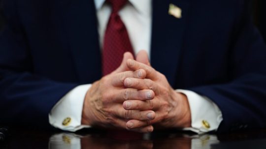 Na snímke ruky Donalda Trumpa.