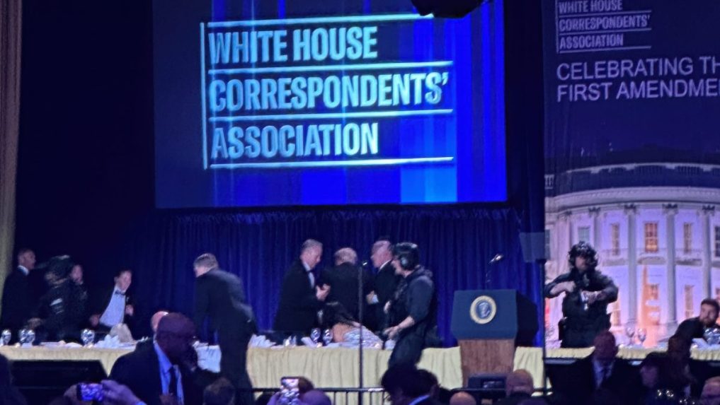 Na snímke D. Trump a agenti Tajnej služby.