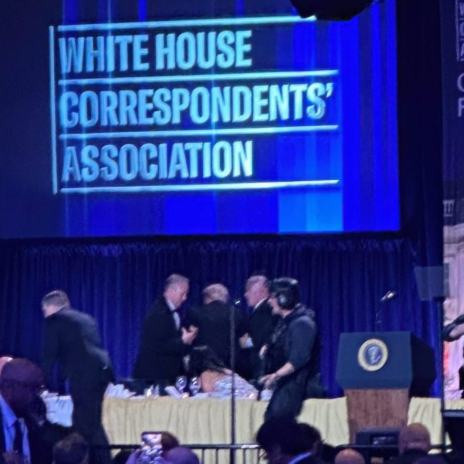 Na snímke D. Trump a agenti Tajnej služby.