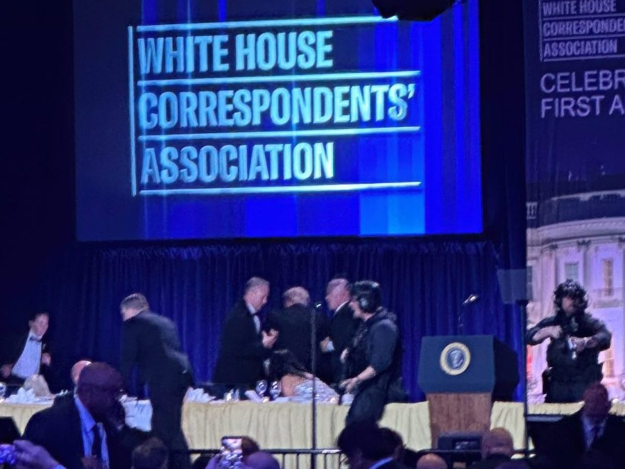 Na snímke D. Trump a agenti Tajnej služby.