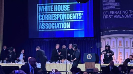 Na snímke D. Trump a agenti Tajnej služby.