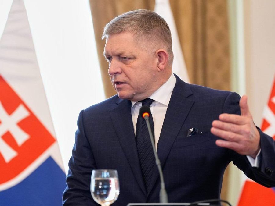 Premiér Robert Fico (Smer-SD).