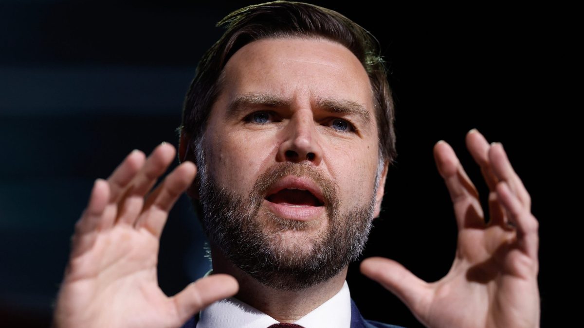 J. D. Vance zažil najponižuj&uacute;cej&scaron;&iacute; t&yacute;ždeň vo funkcii: Ak by sa chcel zachr&aacute;niť, musel by sa obr&aacute;tiť proti Trumpovi, p&iacute;&scaron;e The Guardian