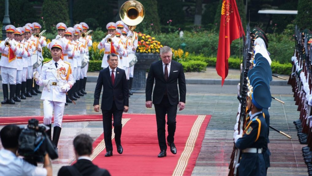 Slovenský premiér Robert Fico (vpravo) a jeho vietnamský náprotivok Le Minh Hung.