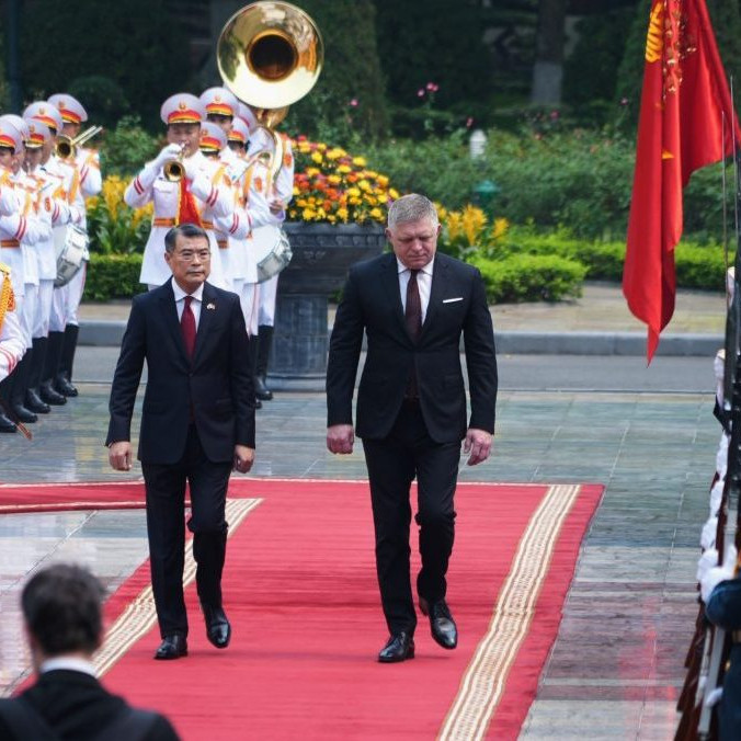 Slovenský premiér Robert Fico (vpravo) a jeho vietnamský náprotivok Le Minh Hung.