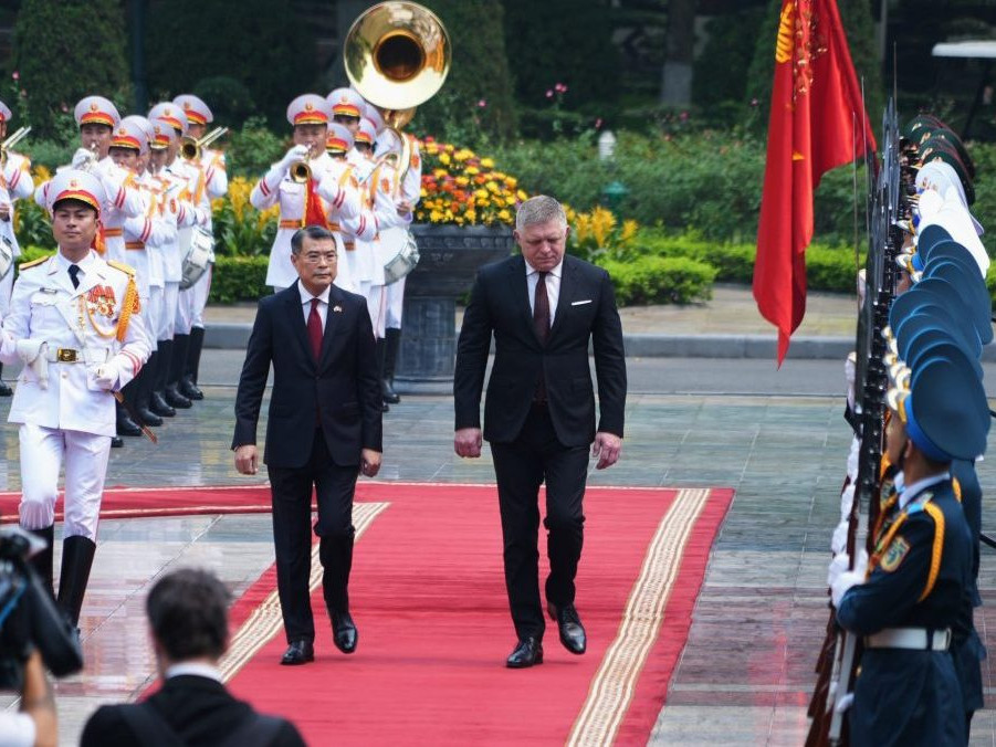 Slovenský premiér Robert Fico (vpravo) a jeho vietnamský náprotivok Le Minh Hung.