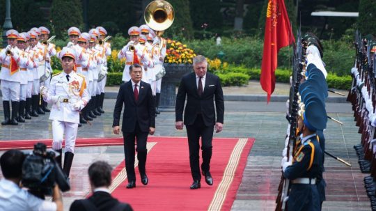 Slovenský premiér Robert Fico (vpravo) a jeho vietnamský náprotivok Le Minh Hung.