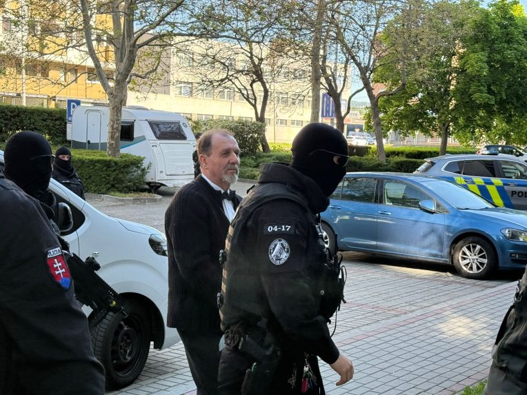 Juraj Cintula pri&scaron;iel na pojedn&aacute;vanie.