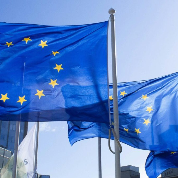 Ilustračná snímka vlajok Európskej únie.