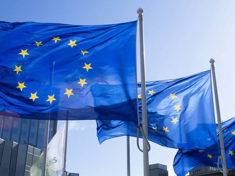 Ilustračná snímka vlajok Európskej únie.