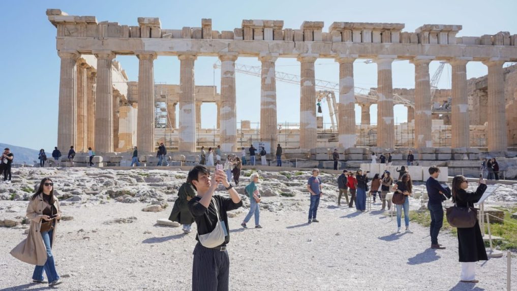Na ilustračnej snímke turisti v gréckom Akropolise.