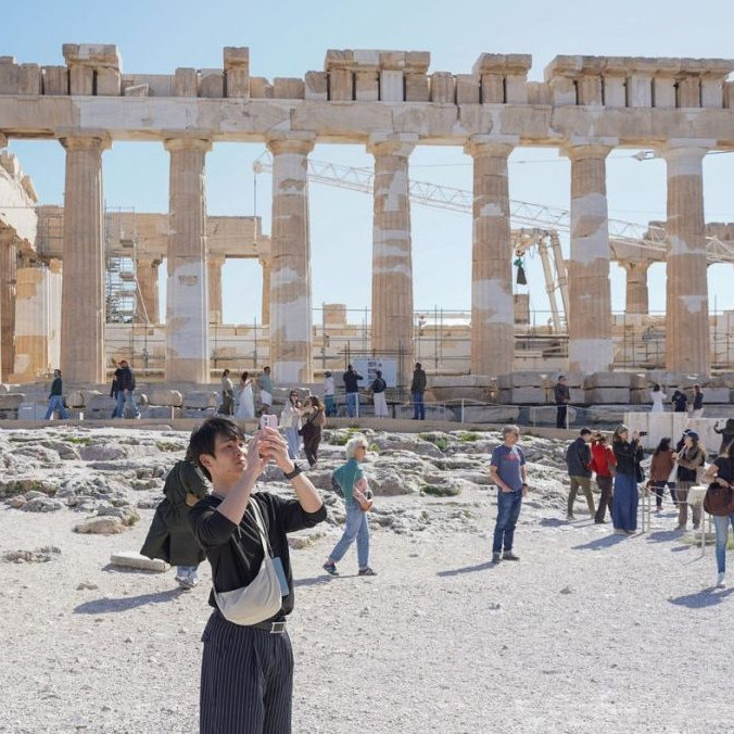 Na ilustračnej snímke turisti v gréckom Akropolise.