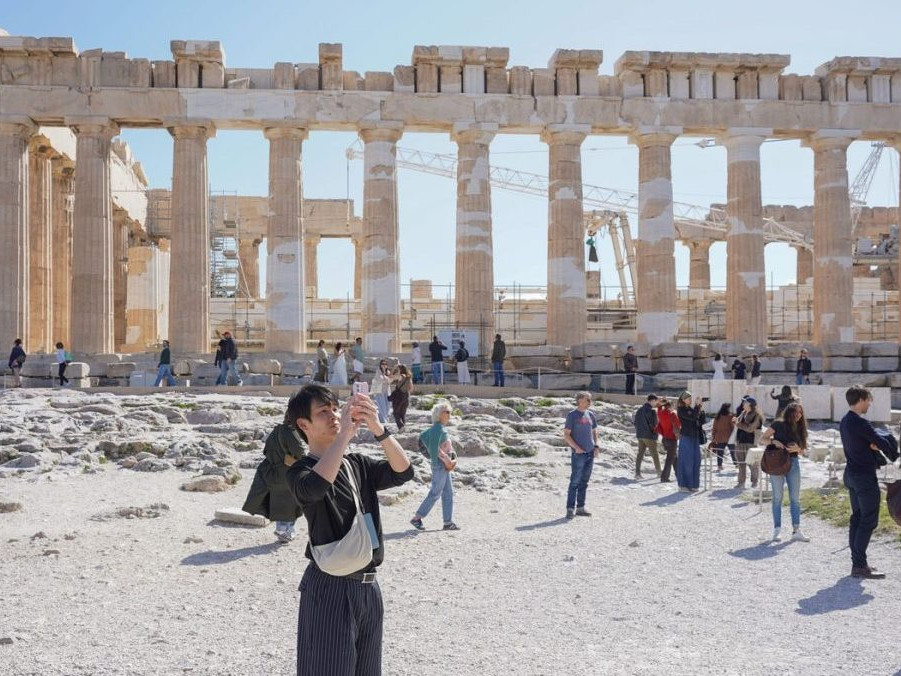 Na ilustračnej snímke turisti v gréckom Akropolise.