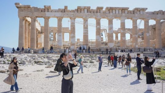 Na ilustračnej snímke turisti v gréckom Akropolise.