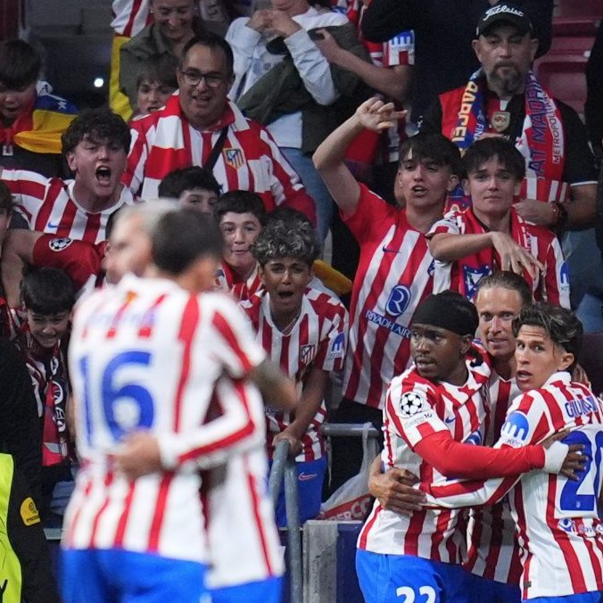 Na snímke hráč Atlético Madrid Ademola Lookman (uprostred) oslavuje so spoluhráčmi.