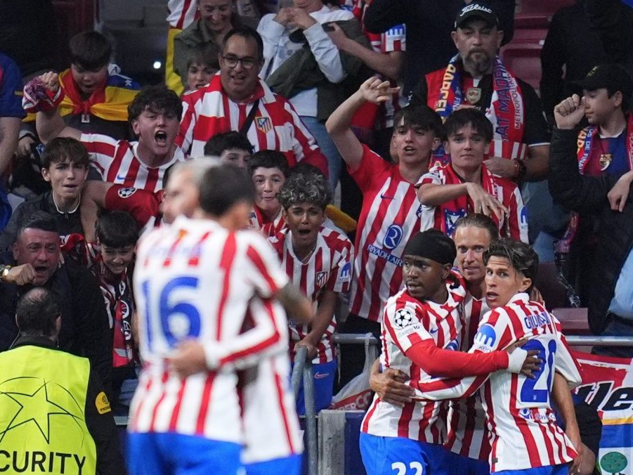 Na snímke hráč Atlético Madrid Ademola Lookman (uprostred) oslavuje so spoluhráčmi.