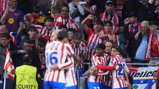 Na snímke hráč Atlético Madrid Ademola Lookman (uprostred) oslavuje so spoluhráčmi.