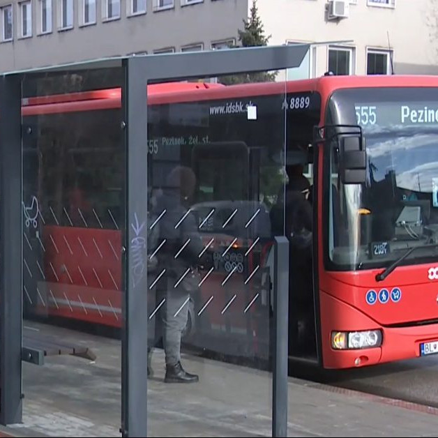 Na ilustračnej snímke autobus.