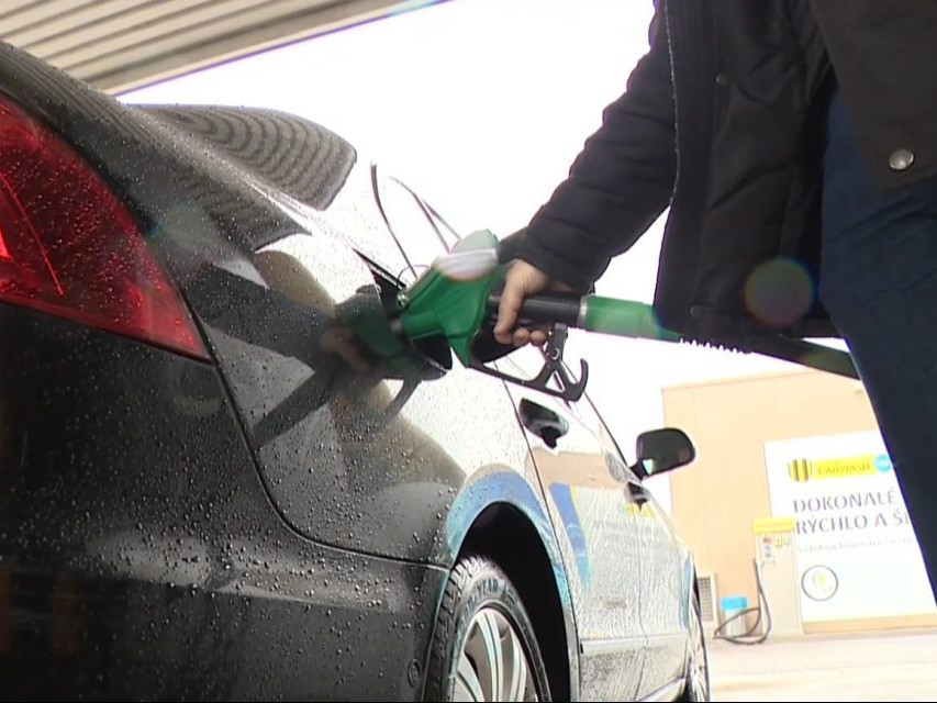 Na ilustračnej snímke muž tankuje auto.