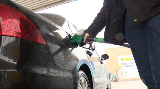 Na ilustračnej snímke muž tankuje auto.