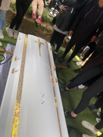 Na sn&iacute;mke pohreb v Bijacovciach.