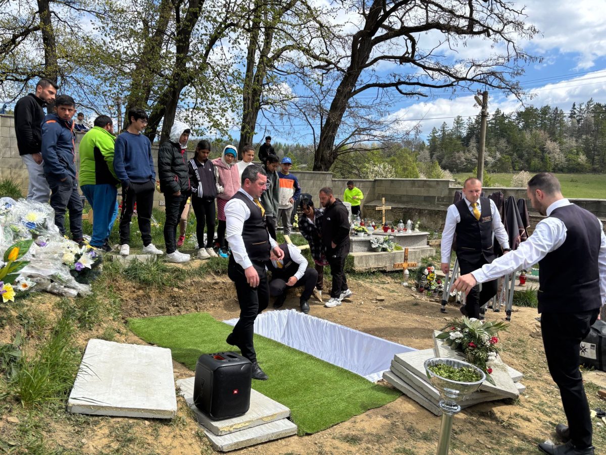 Exhumovan&eacute;ho muža v Bijacovciach druh&yacute;kr&aacute;t a definit&iacute;vne pochovali. Majiteľ pohrebnej služby už rie&scaron;i ďal&scaron;&iacute; podobn&yacute; pr&iacute;pad