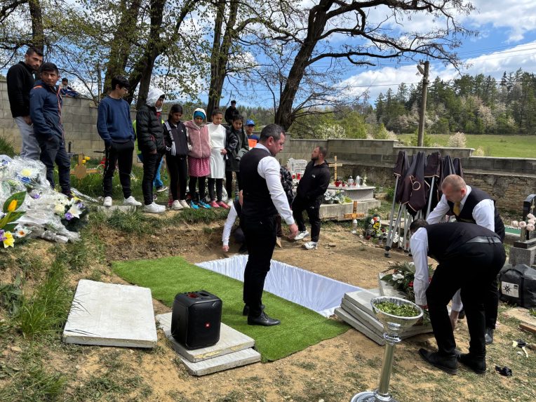 Na sn&iacute;mke pohreb v Bijacovciach.