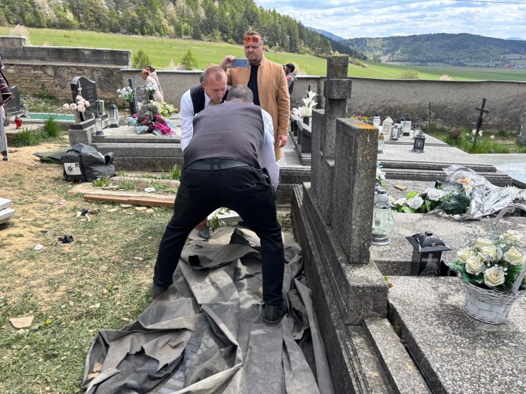 Na sn&iacute;mke pohreb v Bijacovciach.