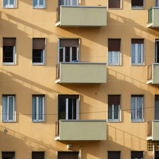 Na ilustračnej snímke bytovka.