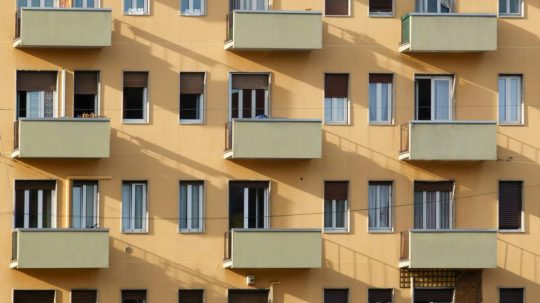 Na ilustračnej snímke bytovka.