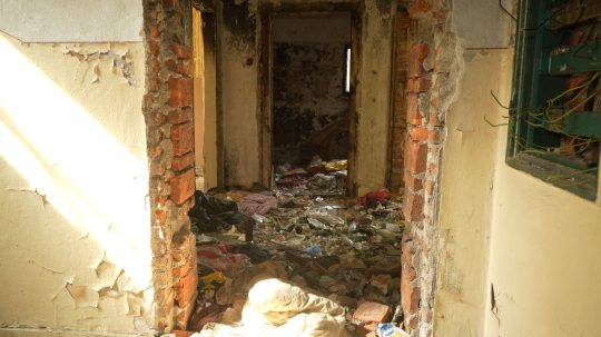 odpadky v schátranej budove