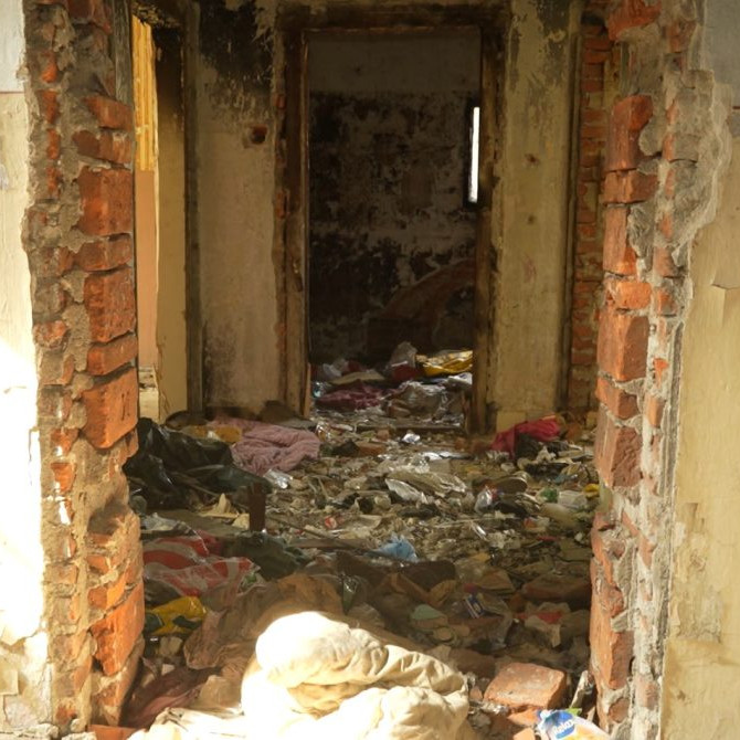 odpadky v schátranej budove