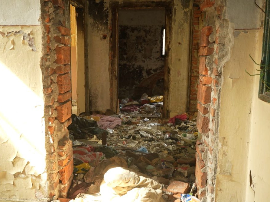 odpadky v schátranej budove