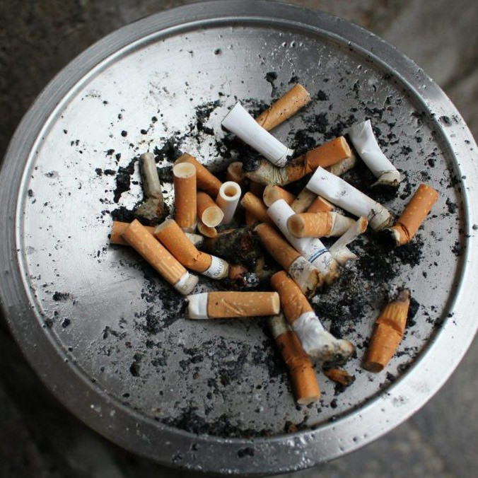 Na ilustračnej snímke popolník s ohorkami.