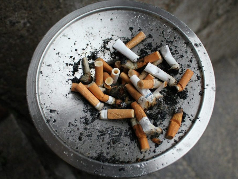 Na ilustračnej snímke popolník s ohorkami.