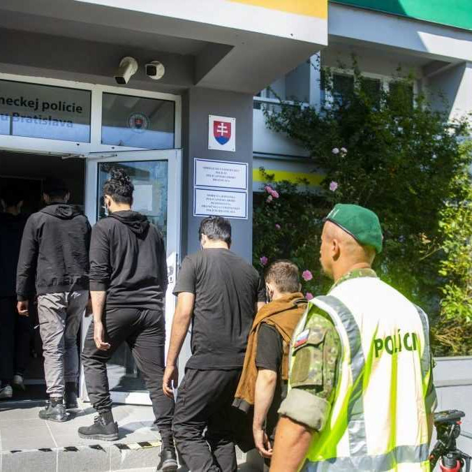 Na archívnej snímke migranti prichádzajú na cudzineckú políciu v Bratislave.