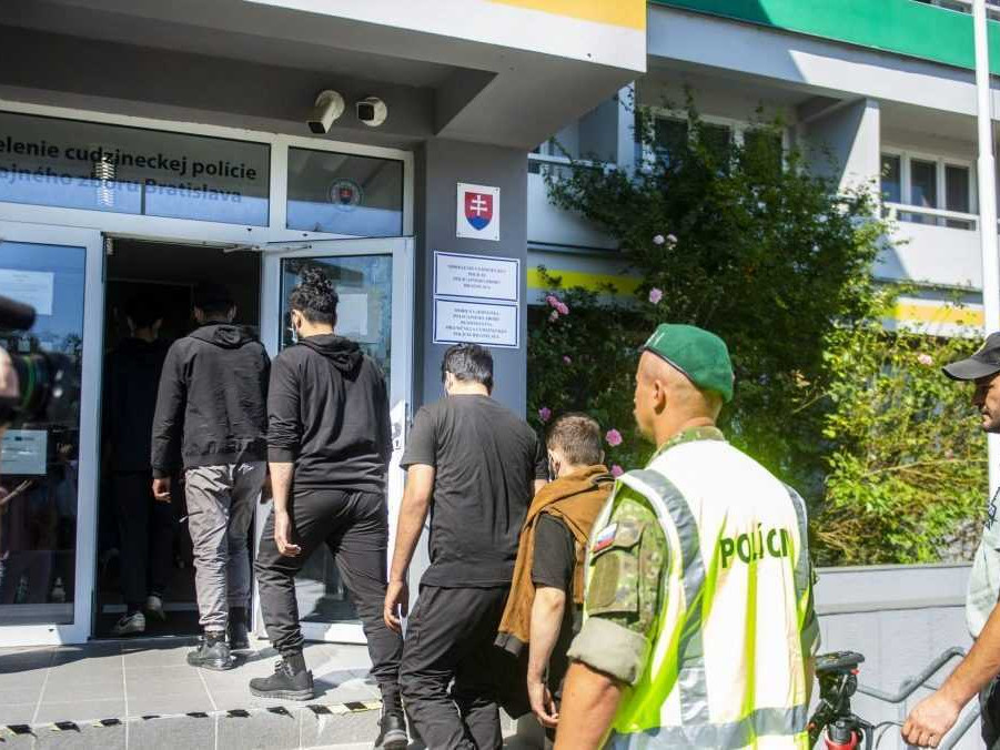 Na archívnej snímke migranti prichádzajú na cudzineckú políciu v Bratislave.