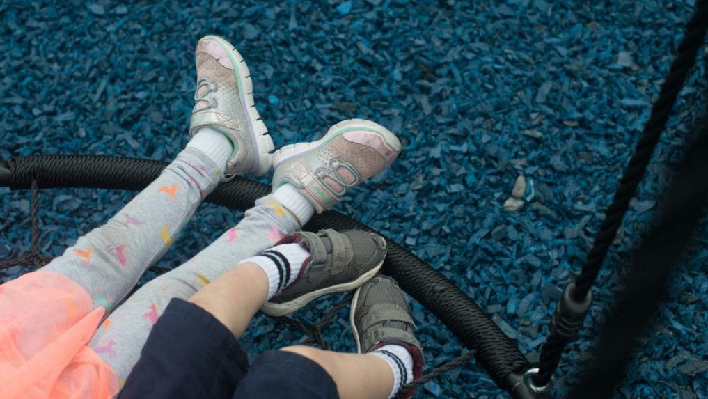 Na ilustračnej snímke detské nohy.