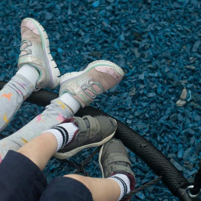 Na ilustračnej snímke detské nohy.