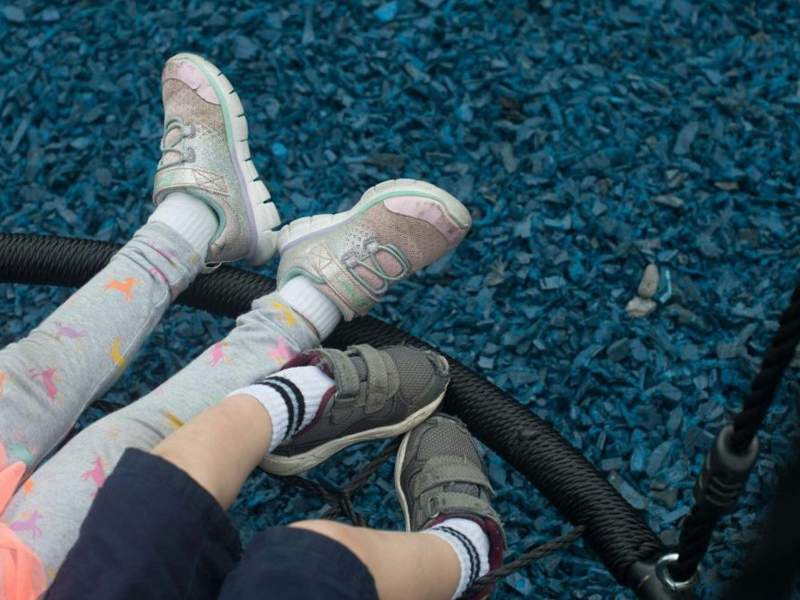 Na ilustračnej snímke detské nohy.