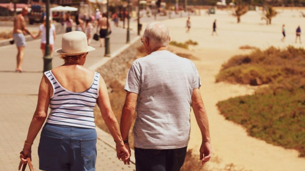 Na ilustračnej snímke dôchodcovia.