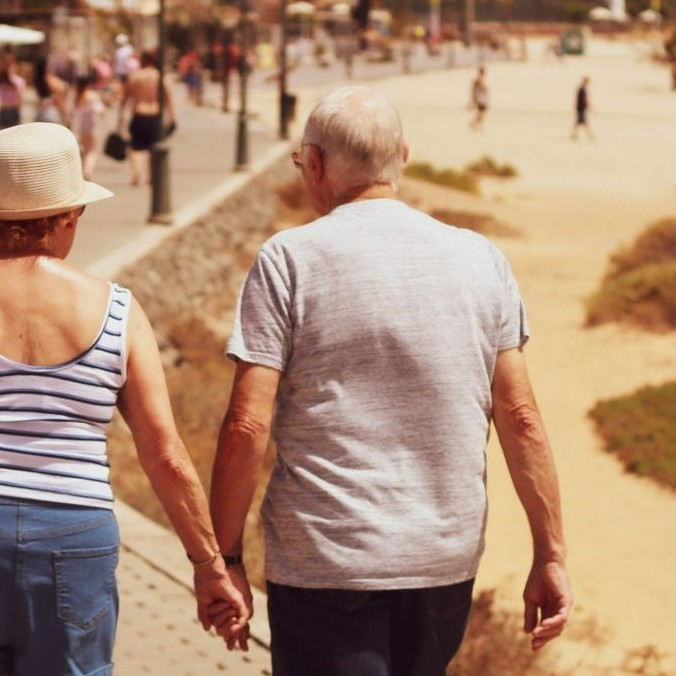 Na ilustračnej snímke dôchodcovia.