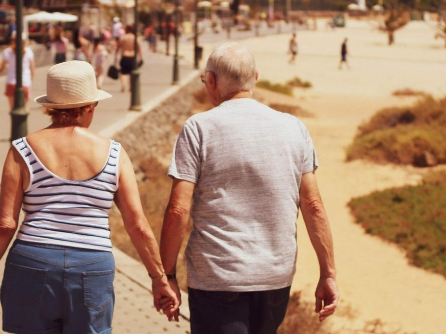 Na ilustračnej snímke dôchodcovia.