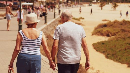 Na ilustračnej snímke dôchodcovia.