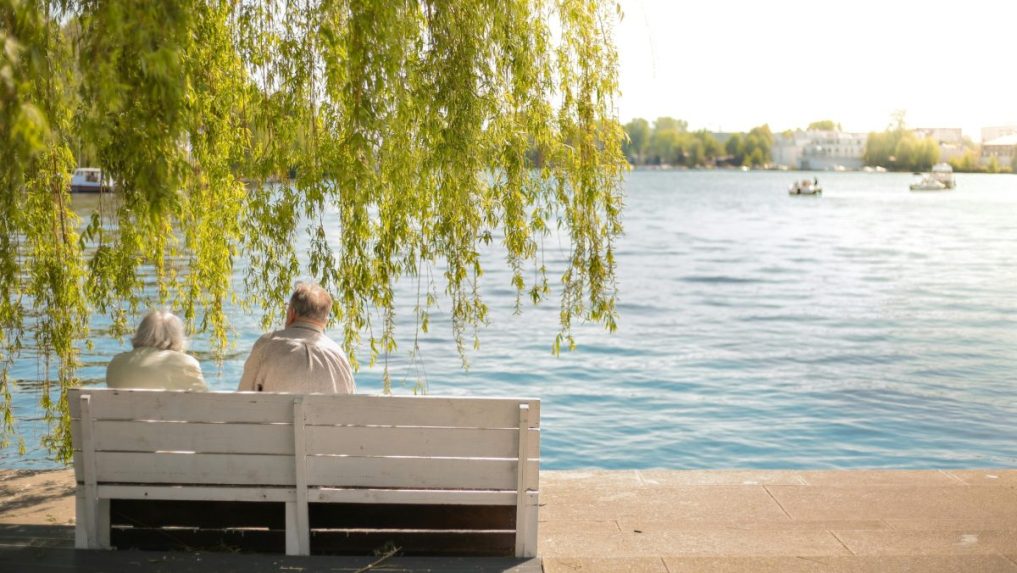 Na ilustračnej snímke dôchodcovia.